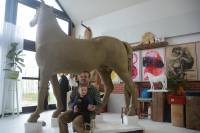 Milan Kuzica se synem Jonatnem v ateliru s modelem kon z hlny